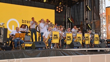 Eine Gruppe Menschen mit Musikinstrumenten auf einer Bühne